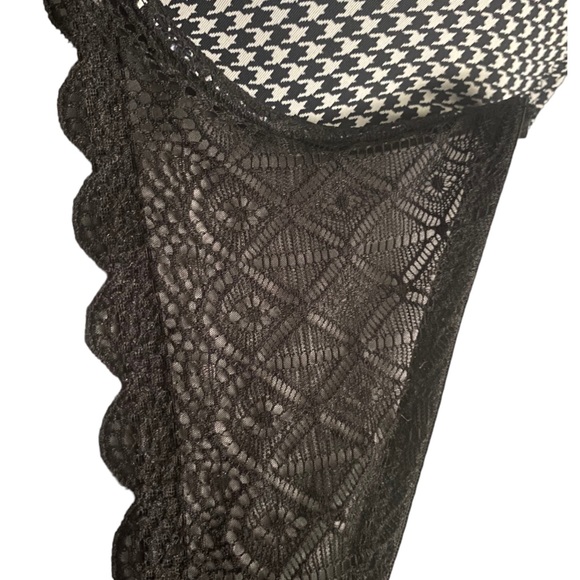 ⭐️ 3 for $22~- 3 Underwire Bras: (2) Black & (1) B&W, EUC - Picture 12 of 14